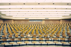 Aula vuota di università (Shutterstock)