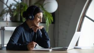 Donna in lavoro da remoto (Shutterstock)