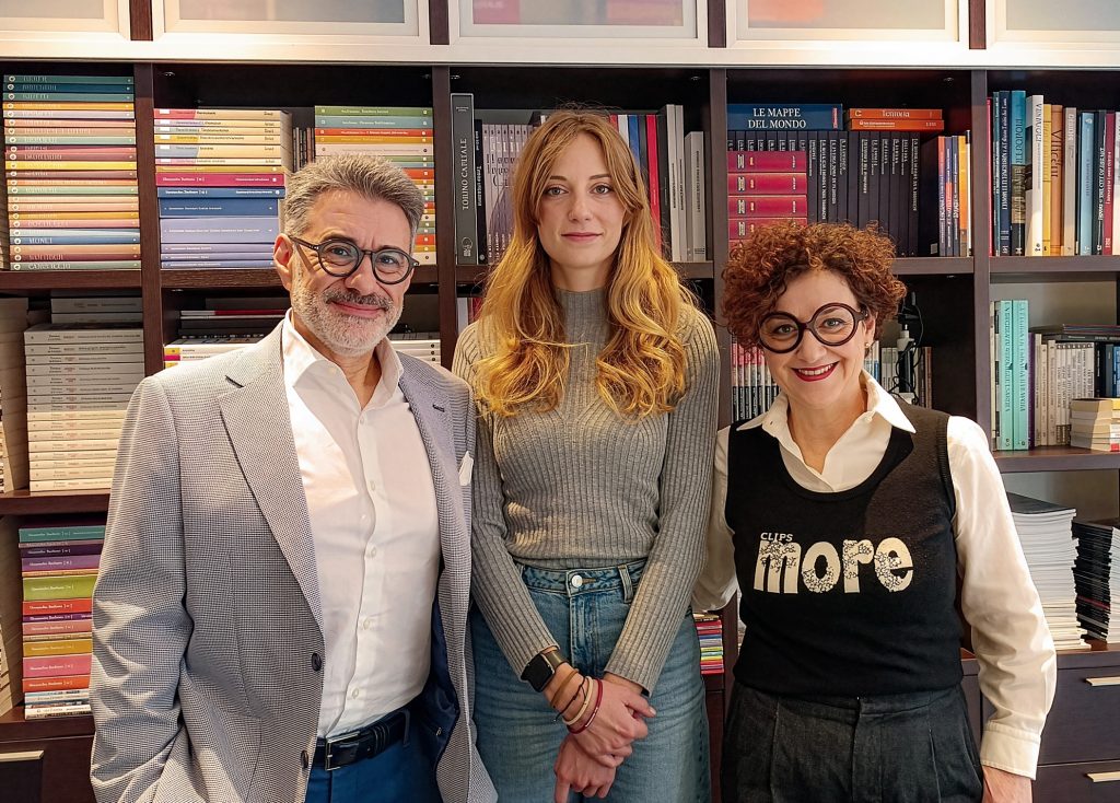Mario Burrascano e Nunzia Giunta, co-founder di Uomo e Ambiente, con al centro Margherita Casassa, prima rappresentante delle future generazioni